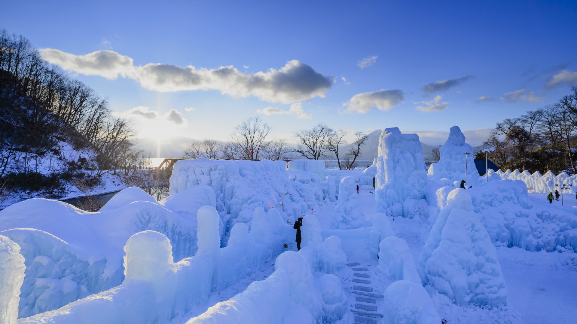 千歳 支笏湖 氷濤まつり 支笏湖の湖水をスプリンクラーで吹き付け凍らせた 大小様々な氷のオブジェが立ち並ぶ 北海道を代表する冬の祭典